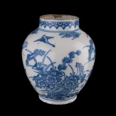 JVV0466Blauw-witte-pot-met-florale-chinoiserieën